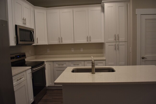 Building Photo - Available June 1 Three Bedroom Townhouse a...