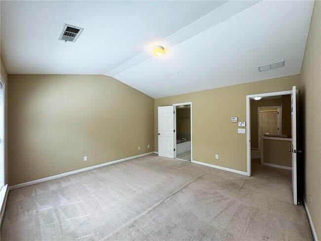 Building Photo - 2442 Fairlie Dr
