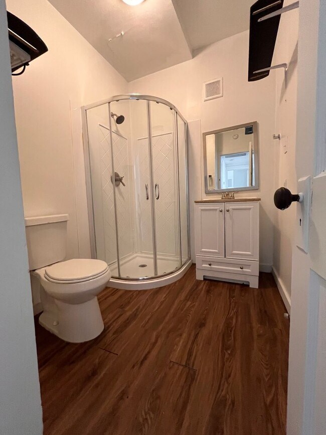 Building Photo - 3bed/1bath Duplex on West Campus