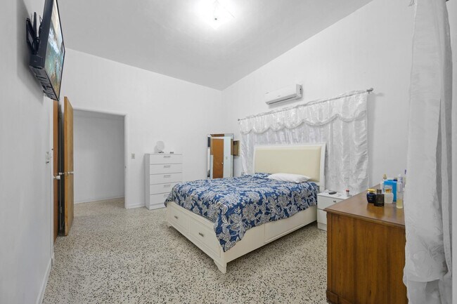 Building Photo - 13945 N Miami Ave