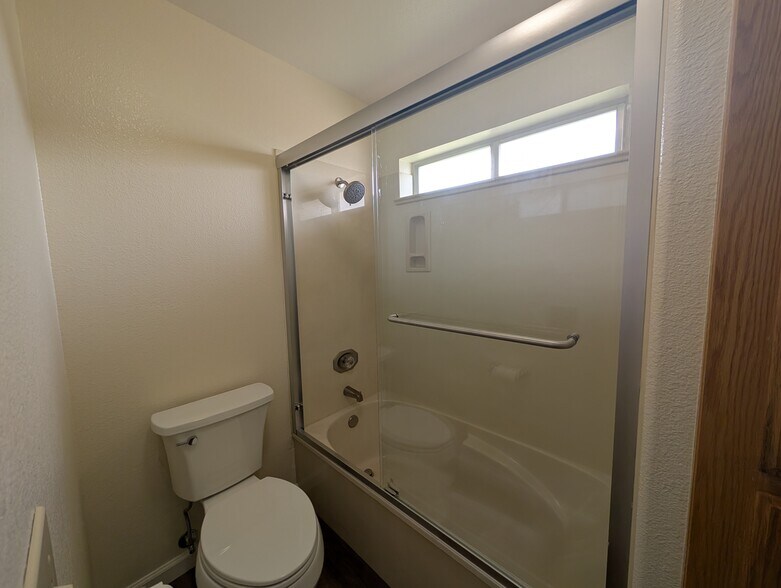 Building Photo - 520 Bobbys Ln