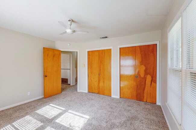 Building Photo - Charming 3-Bedroom Gem with Mid-Century Fl...