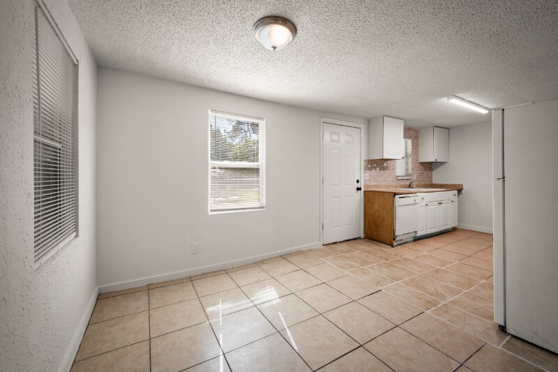 Building Photo - 304 Bernard Rd