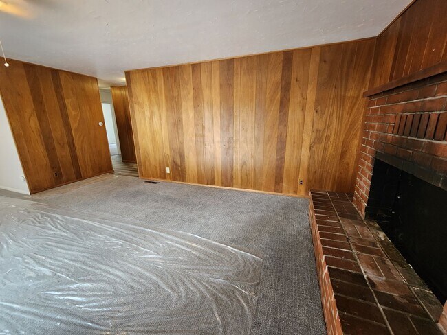 Building Photo - 221 - Steelhead Ave Duplex