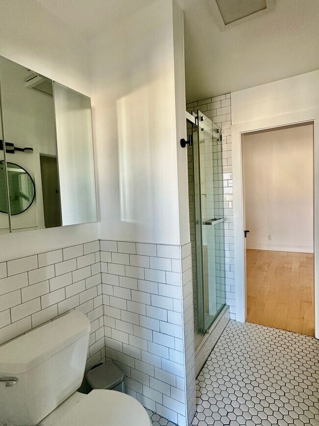Building Photo - Industrial Chic 3bed/3bath loft style cond...