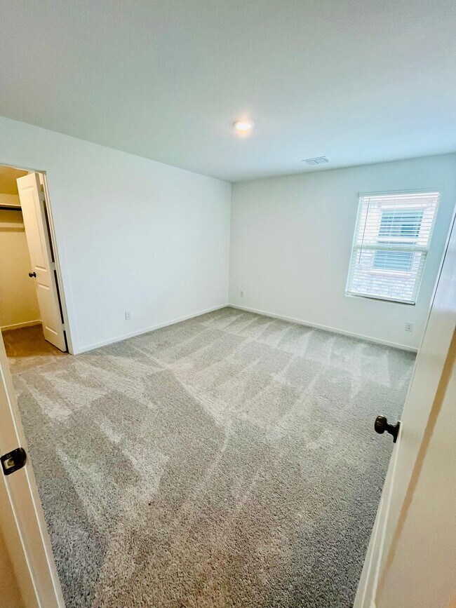 Building Photo - 205 Ashbrook St