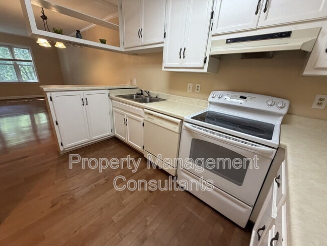 Building Photo - 2083 Woodlawn Dr SW