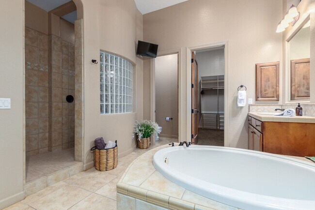 Building Photo - 3644 N Sagewood Cir