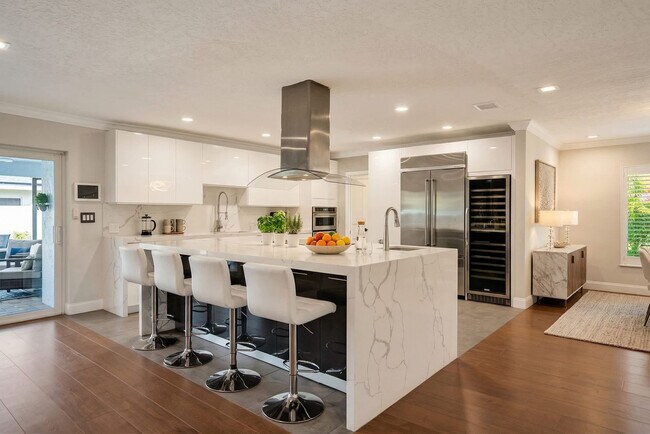 Building Photo - 5841 Bayview Dr