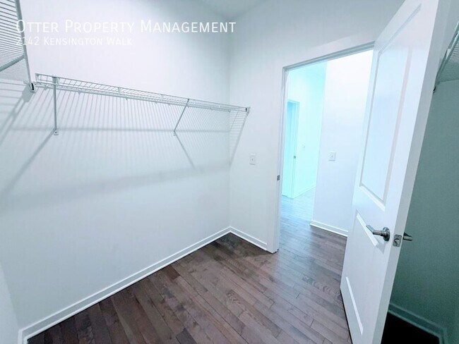 Building Photo - 2142 Kensington Walk