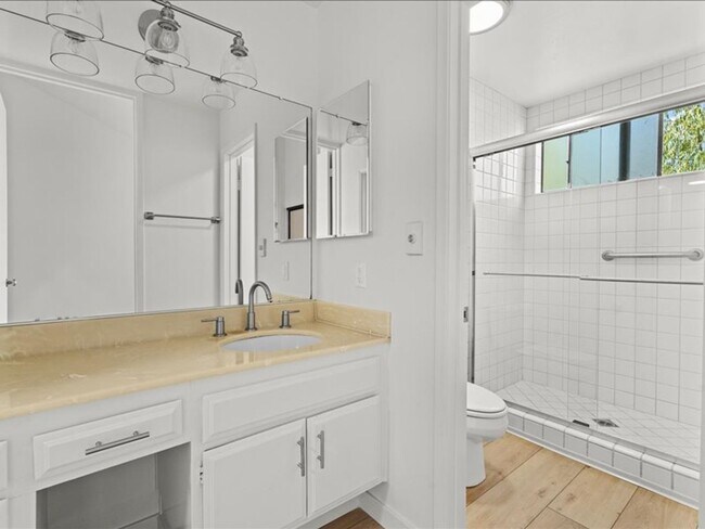Building Photo - Spacious 3Beds+2.5Baths Townhouse With A B...