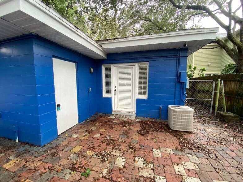 Building Photo - 1001 E Pine St