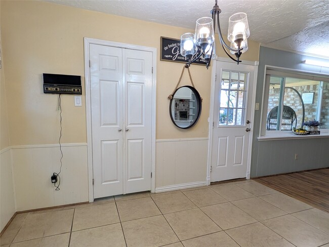 Building Photo - 9702 Harrowgate Dr