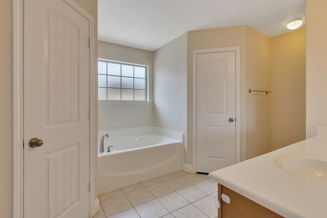 Building Photo - 409 E 97th St