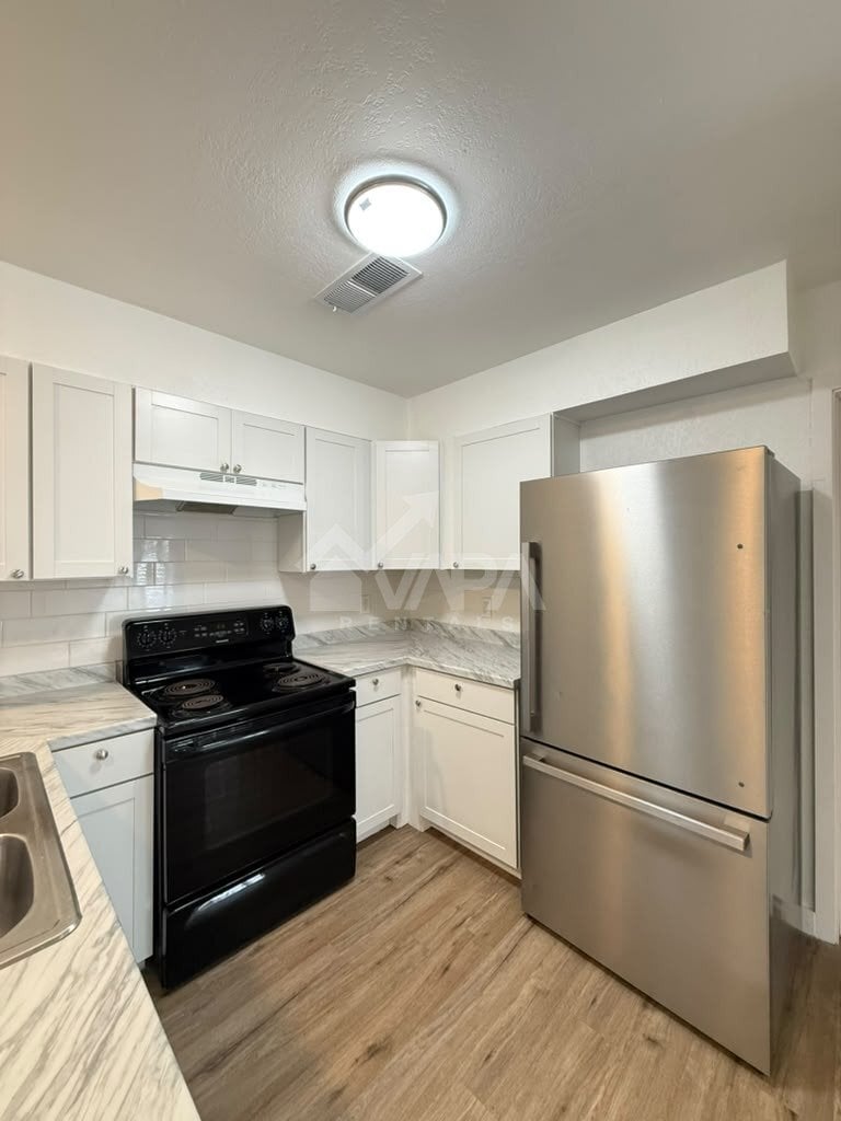 Building Photo - 415 Solar Dr