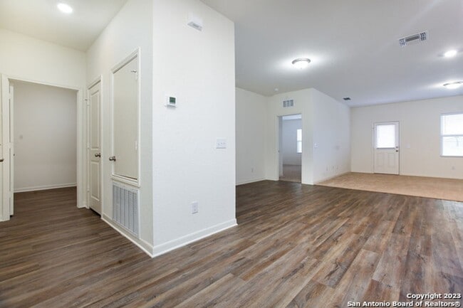Building Photo - Modern Move-In Ready Home Near Lackland AFB | Pool, Park & Prime Location!