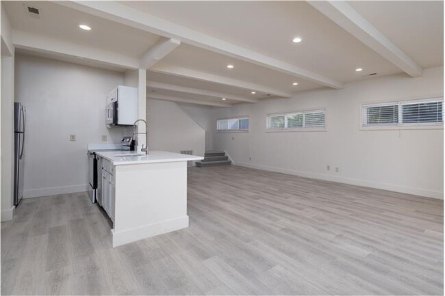 Building Photo - 206 Montoya Dr