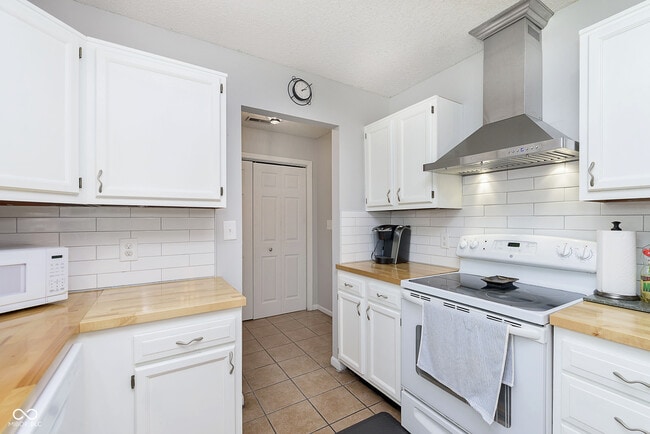 Building Photo - 266 E Pine Ridge Dr