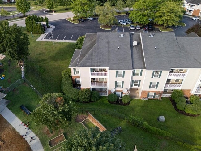 Building Photo - Spacious Condo in Knollwood – Pool, Gym and Clubhouse Access!