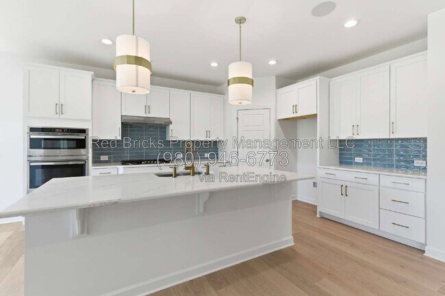 Building Photo - 4016 Dahlia Dr