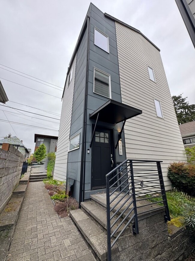 Building Photo - 2bd/1.75bs Seattle Townhome
