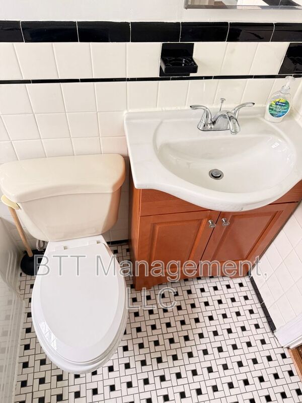 Building Photo - 8401 Greenwood Ave