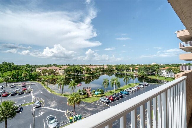 Building Photo - 250 Jacaranda Dr