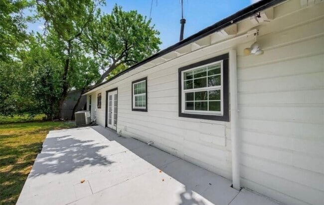 Building Photo - 7023 Crestmont St