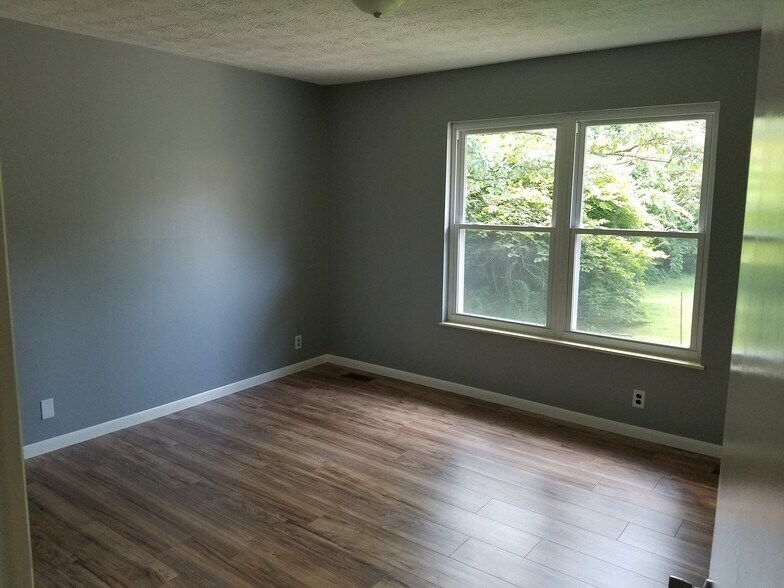 Master Bedroom w/Private Full Bath - 720 Shadycrest Dr