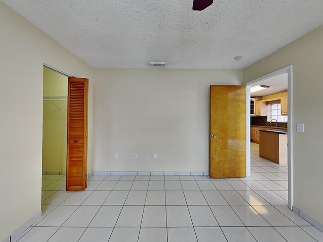 Building Photo - 2522 W 72nd St