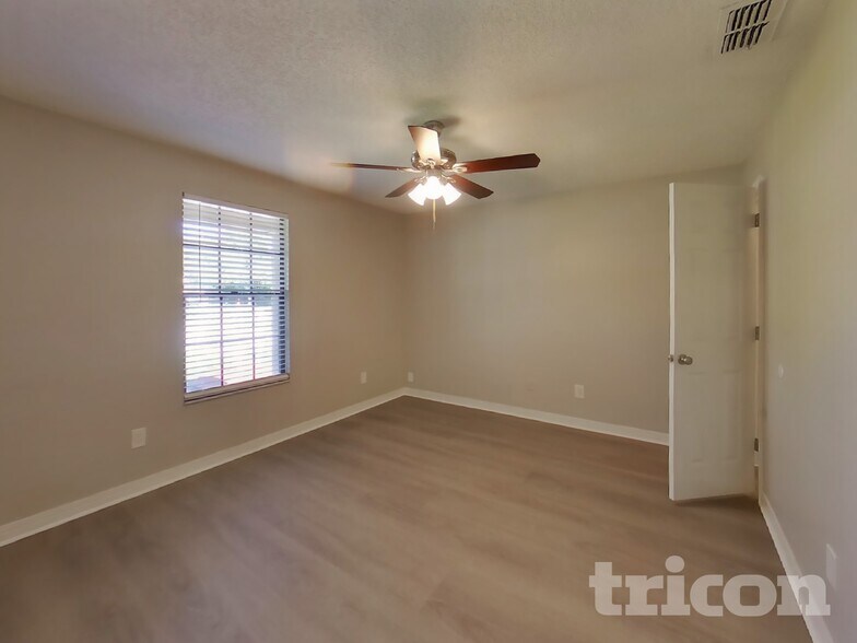 Building Photo - 1715 Farm Way