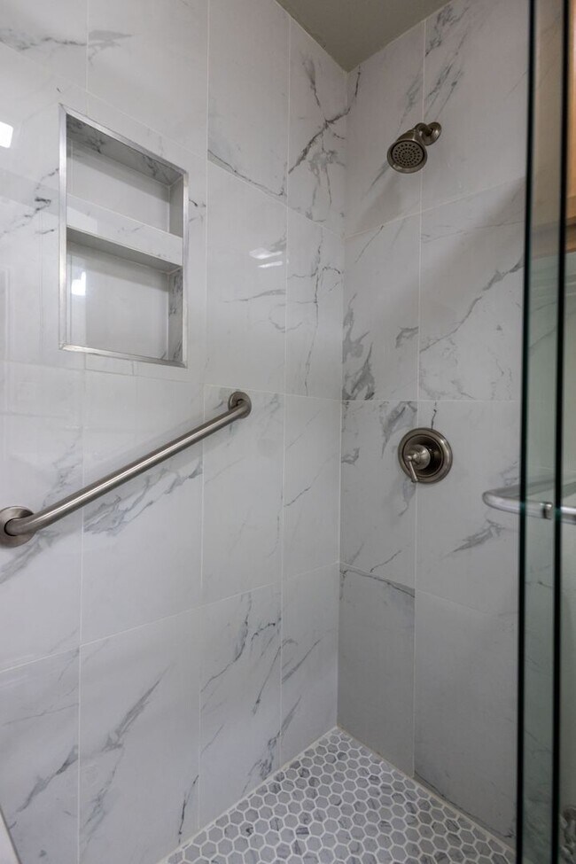 Building Photo - 2 bed, 1 bath in great location - move in ready!