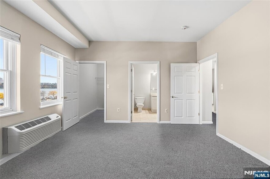 Building Photo - 905 River Rd