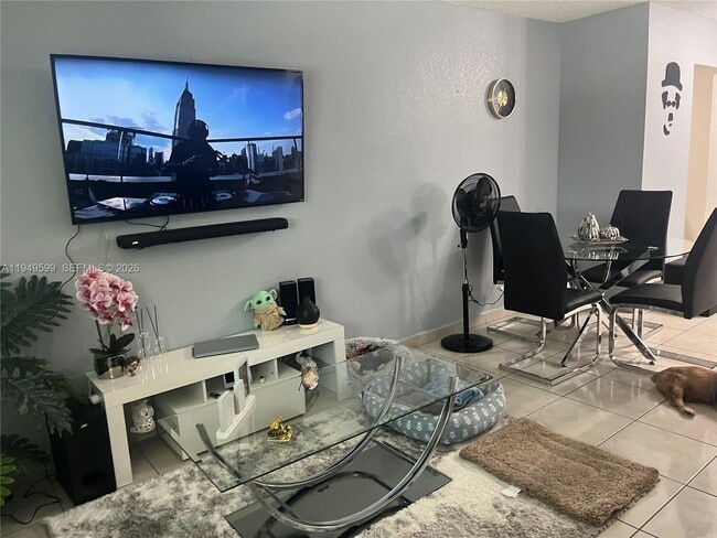 Building Photo - 606 W 81st St