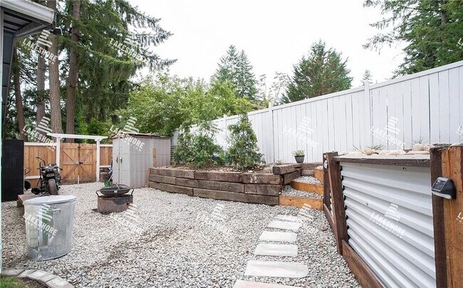 Building Photo - 3 Bed 2 Bath Graham Home w/ Beautiful Kitchen Remodel!