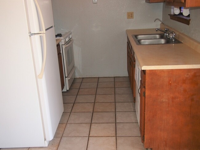 Building Photo - Conveniently Located Corner Lot Home!