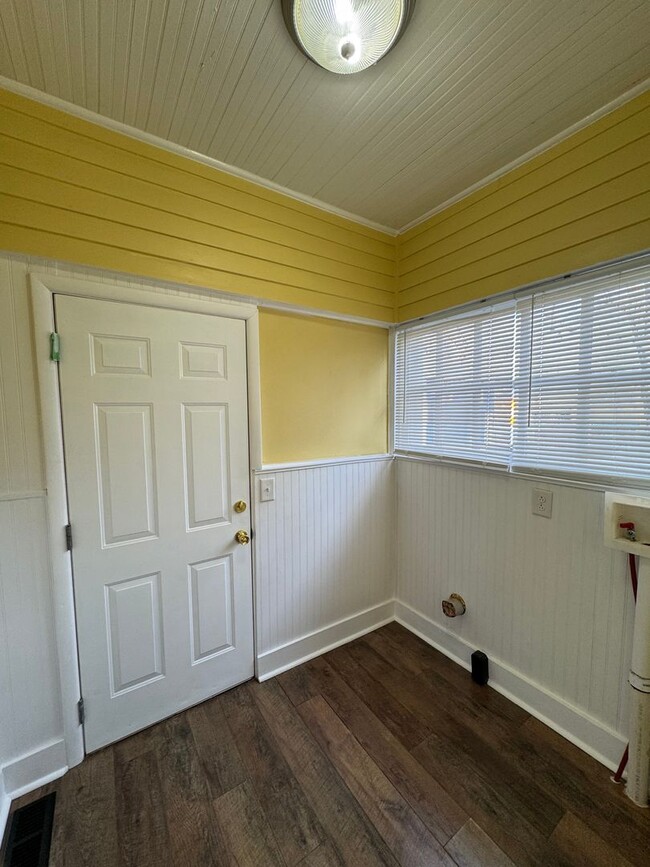 Building Photo - 1318 N Parker Ave