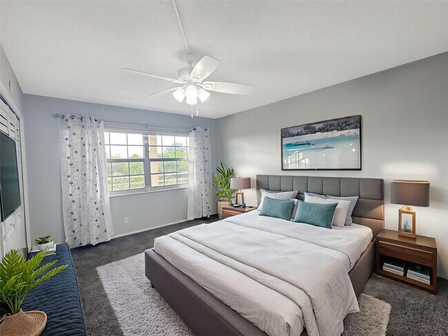 Building Photo - 535 Oaks Dr