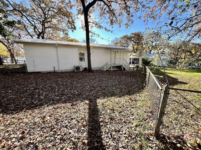 Building Photo - Beautifully Remodeled 3 Bedroom, 2 Bathroo...