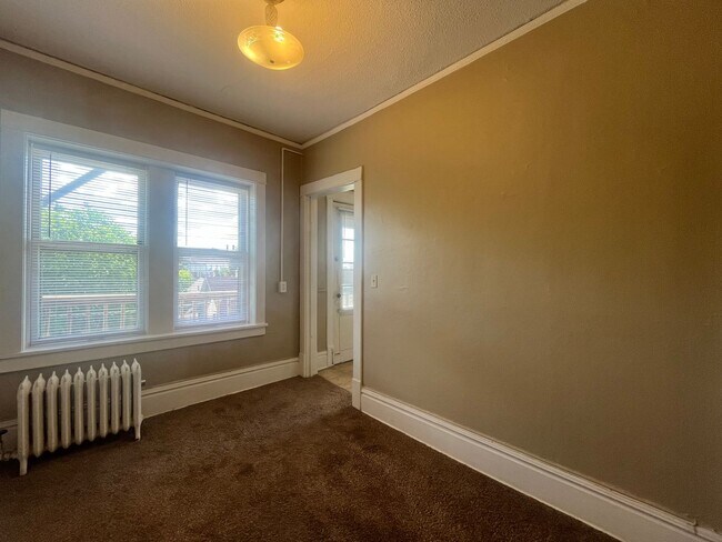 Building Photo - 469 Herschel St