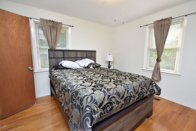 Building Photo - Charming 3 Bedroom, 2 Bath Home with Fence...