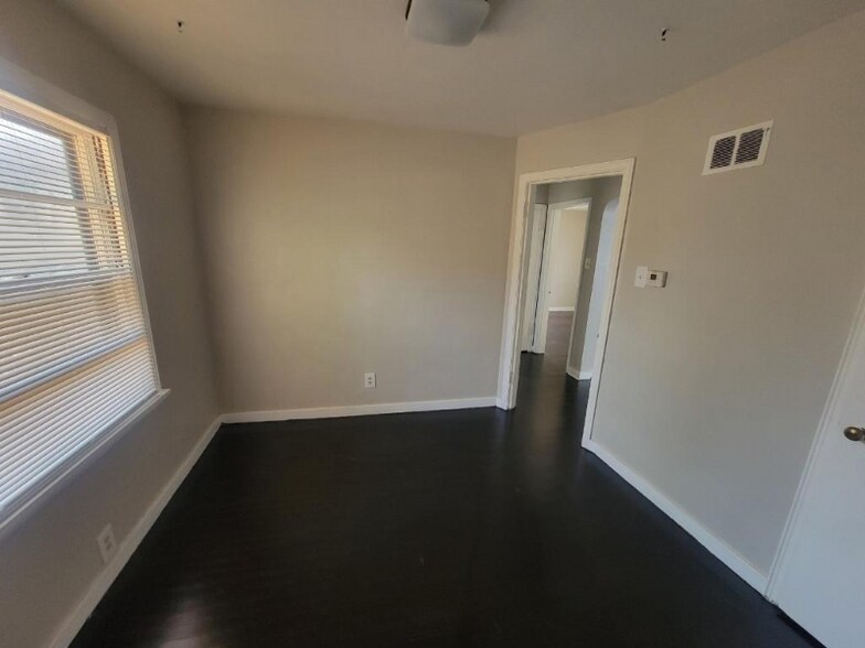 Building Photo - 212 S Barat Ave