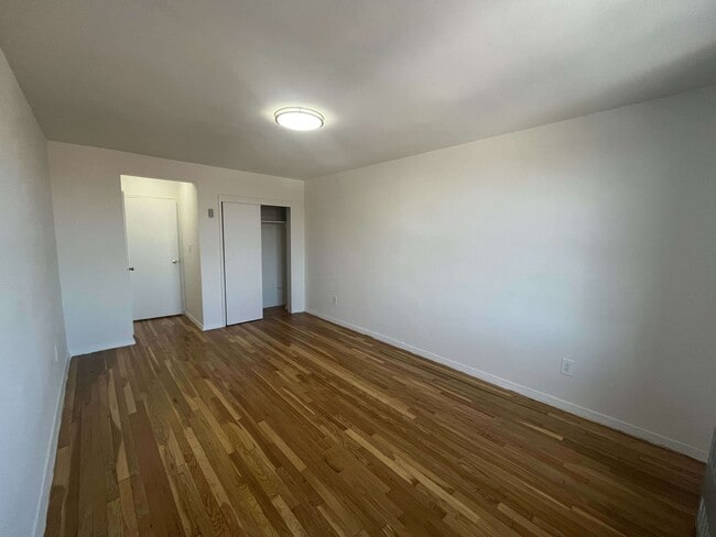 Building Photo - 925 E 14th St