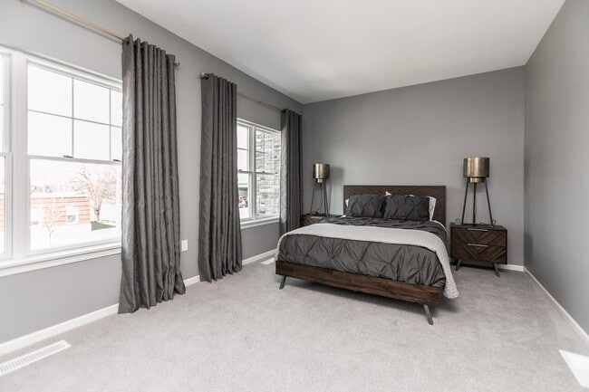 Building Photo - Fully Furnished Townhome Blocks Away From Downtown