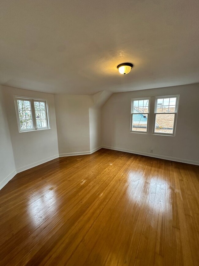 Building Photo - Downtown Remodeled Kent Home with fenced yard!