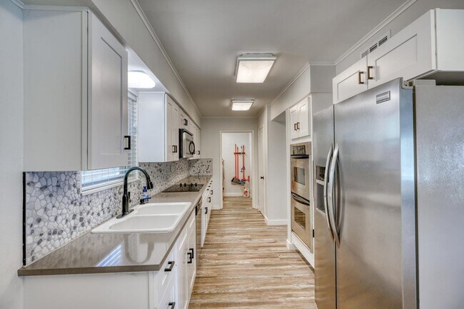 Building Photo - 614 E Briarway Dr
