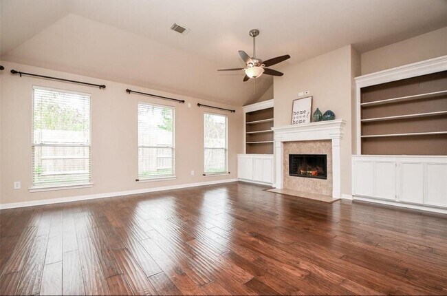 Building Photo - 3715 Crescent Dr