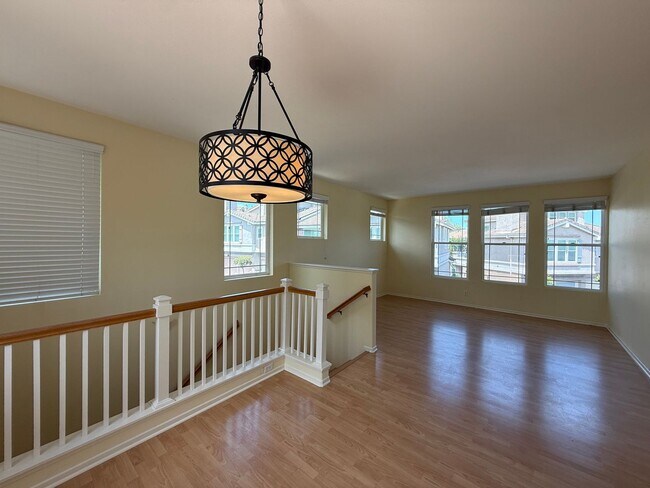 Building Photo - Comfortable 2BD/2BA Townhome in Carmel Mountain Ranch with Community Pool, Attached Garage & In-U...