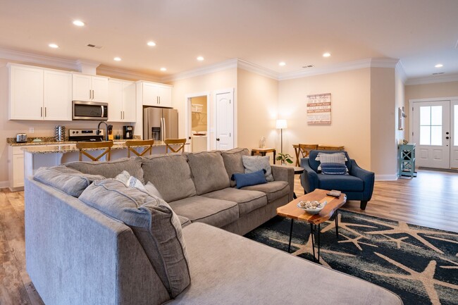 Building Photo - FURNISHED OFF-SEASON MONTHLY RENTAL-STARTI...