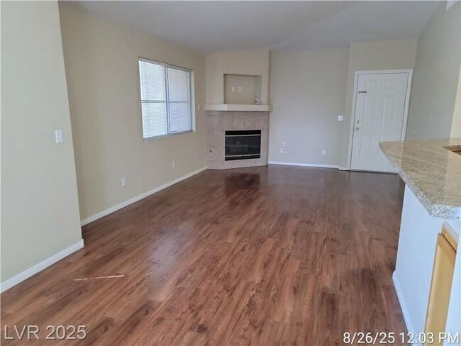 Building Photo - Bright Upstairs Unit with Vaulted Ceilings...